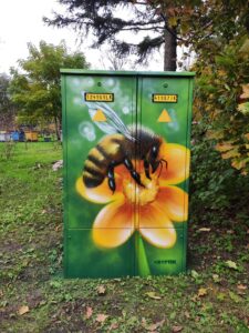 Mesilase grafiti maaling elektrikilbil